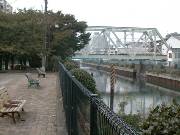 小名木川沿いの公園と貨物線鉄橋