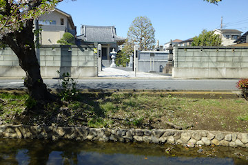 親水公園の水路越しに蓮華寺