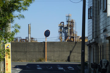 堤防越しに三共油化工業の工場