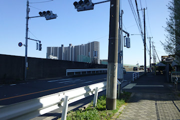 旧江戸川沿いの道