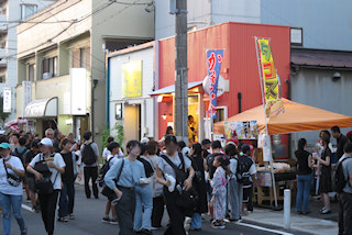 東西線北側の飲食店店頭販売