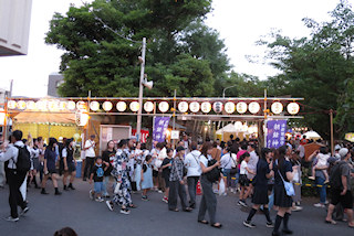 胡録神社鳥居正面から