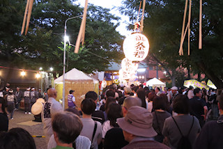 参道の参拝の列