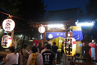 拝殿と参拝の光景