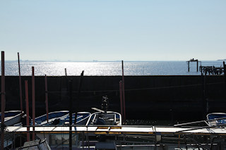 市川漁港の船溜まり越しに市原方向