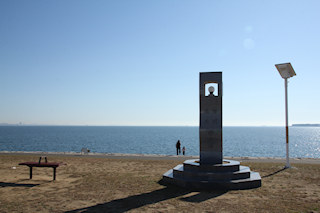 塩浜三番瀬公園の市川塩浜常夜灯越しに海