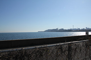 塩浜三丁目で立入禁止の柵越しに浦安方向