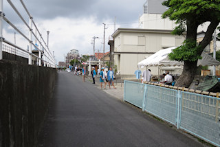 旧江戸川堤防と自治会テント