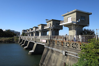 水門（下流側から）